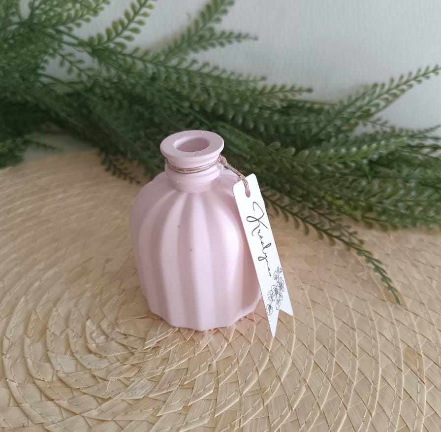 Petit vase diffuseur de parfum rose.