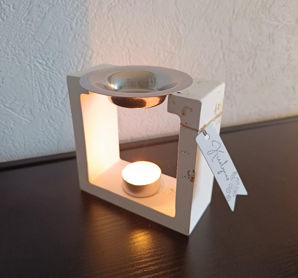Brûle parfum carré blanc et or.