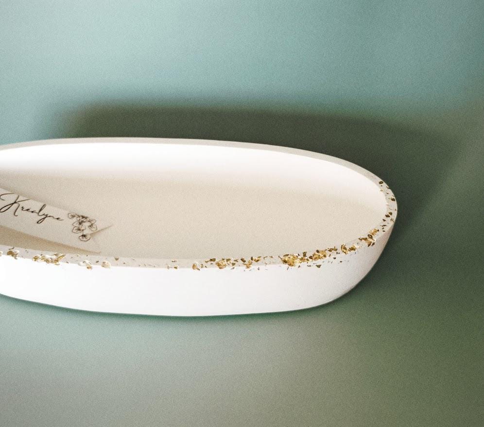 Coupe ovale blanche et petites pierres or