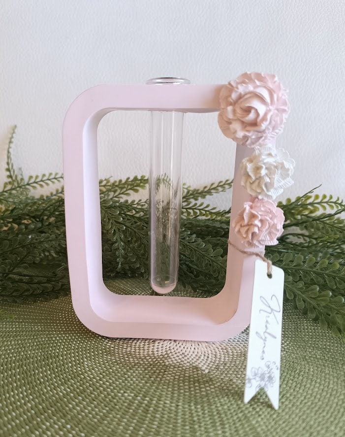 Vase de forme rectangulaire rose et blanc.