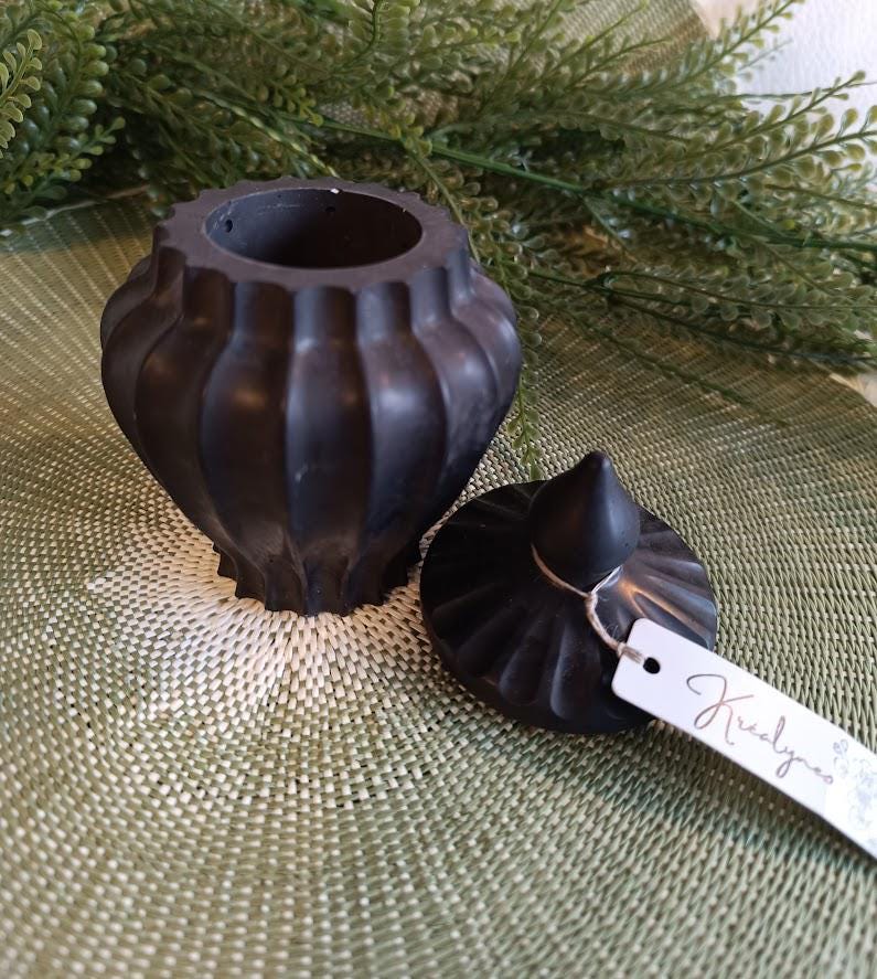 Boîte de rangement noire.