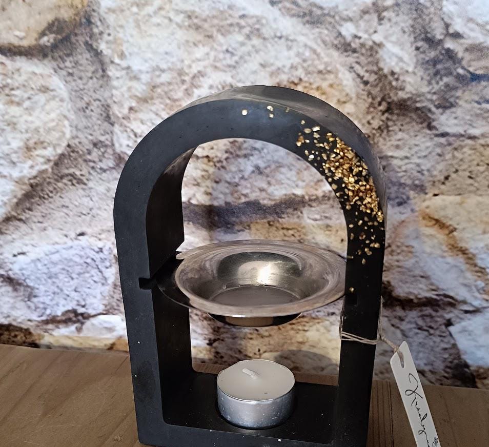 Brûle parfum arrondi noir et or.