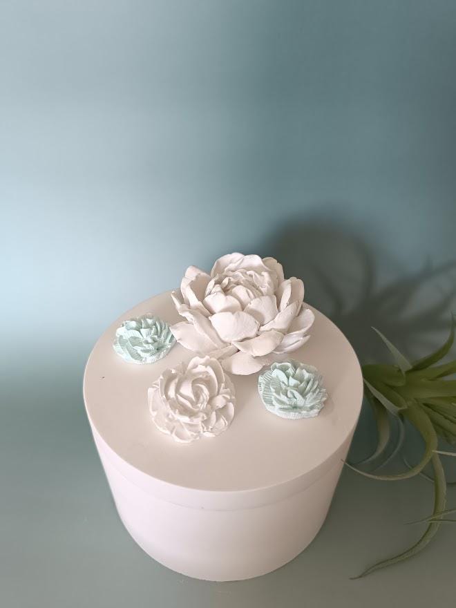 Boîte de rangement banche, fleurs blanches et turquoises