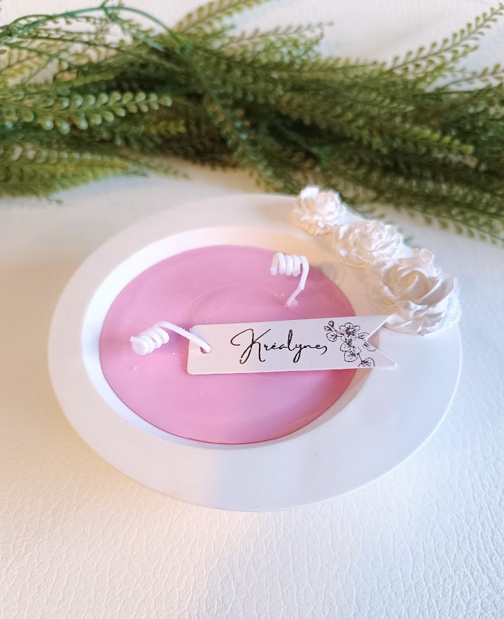 Bougie parfumée dans une coupe en céramique blanche