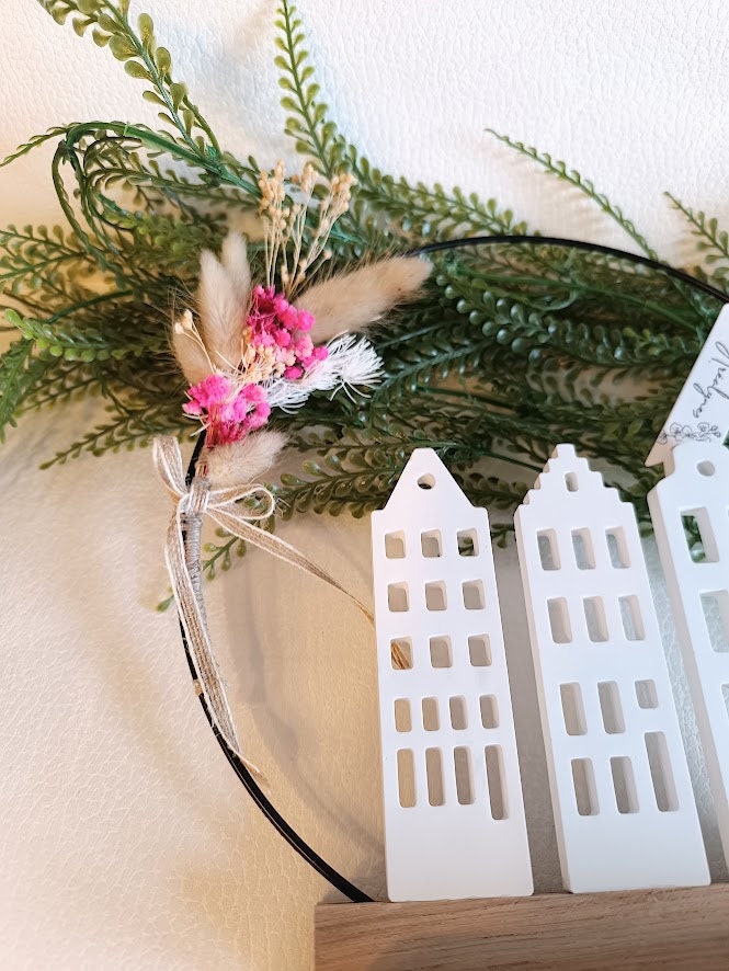 Décoration à poser, village maisonnettes blanches et fleurs séchées.