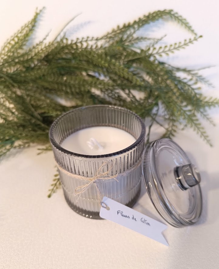 Bougie parfumée "Fleurs de coton" contenant en verre gris