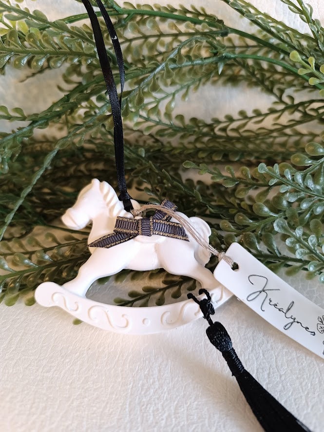 Décoration  "cheval à bascule" blanc et noir;.