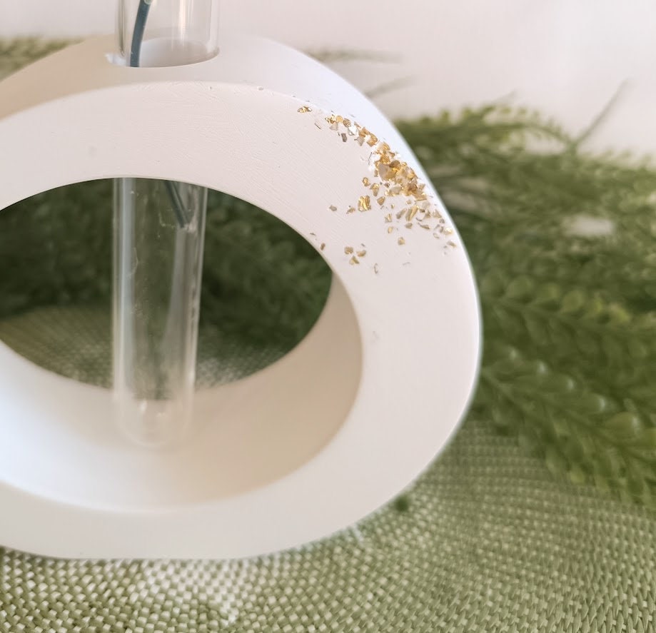 Vase de forme arrondie blanc et or.