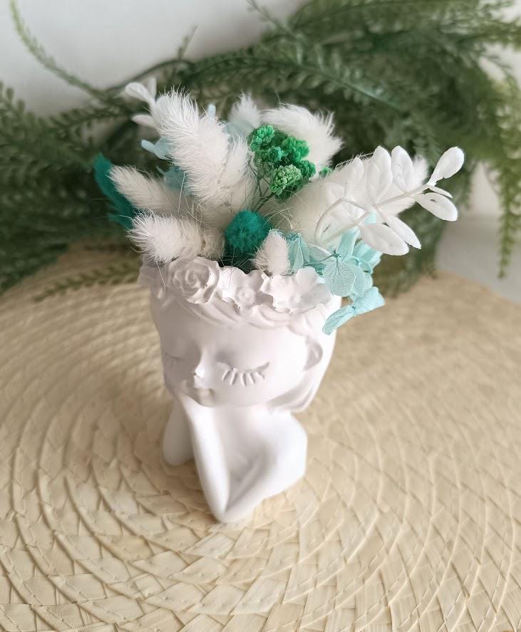 Fleurs séchées turquoises, vase petite poupée.