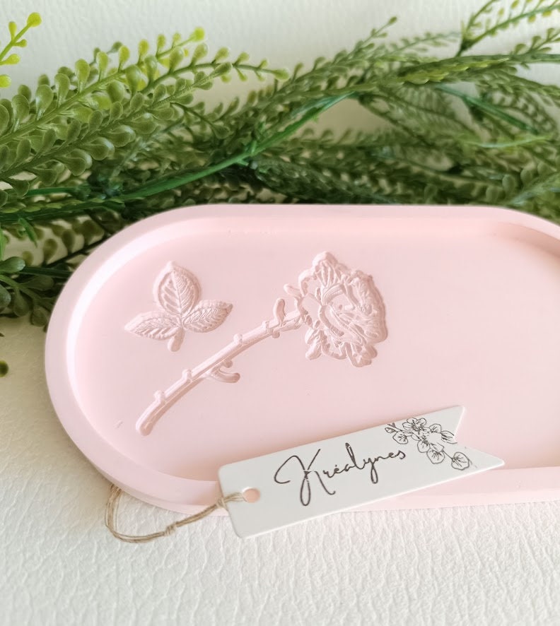 Plateau de rangement rose clair motif rose.
