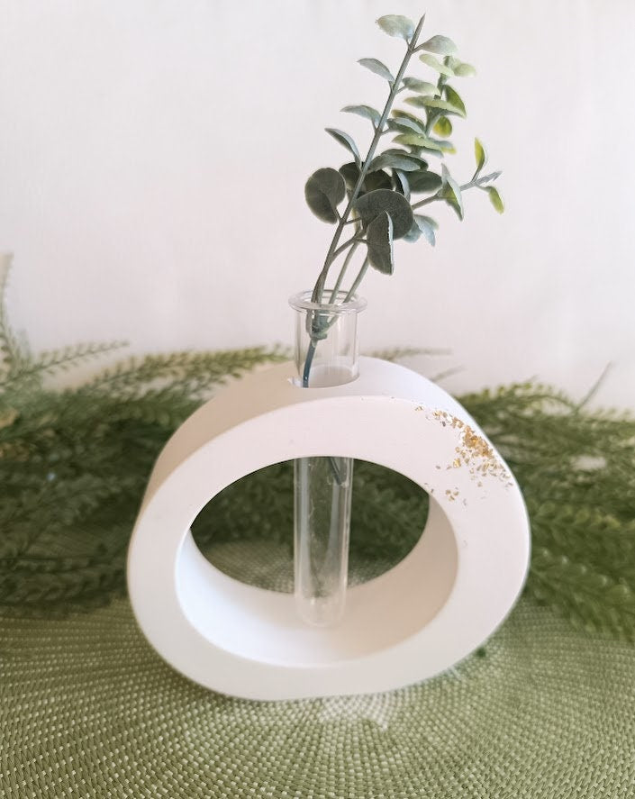 Vase de forme arrondie blanc et or.