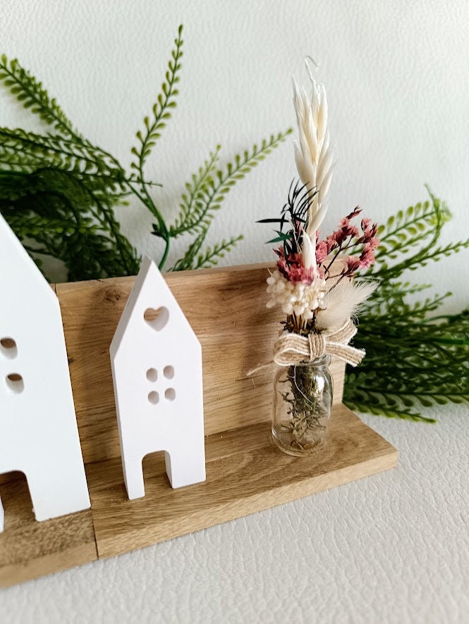 Décoration à poser,  maisons blanches et support bois.