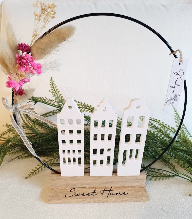 Décoration à poser, village maisonnettes blanches et fleurs séchées.