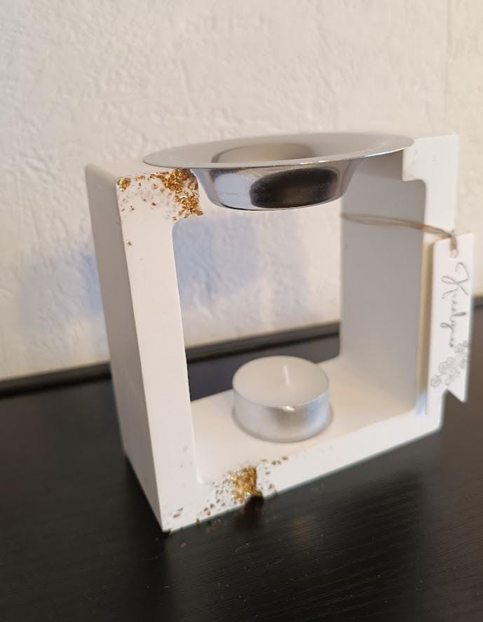 Brûle parfum carré blanc et or.