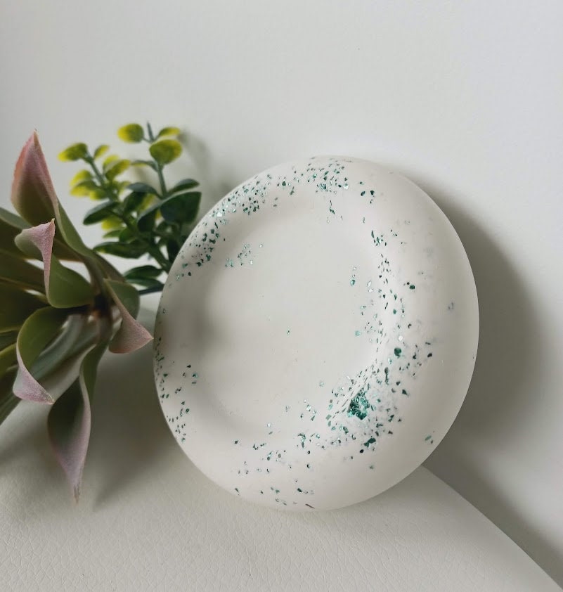 Plateau rond blanc et turquoise.