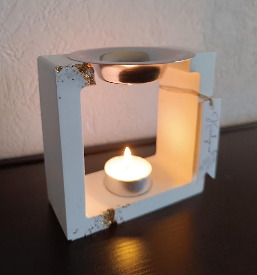 Brûle parfum carré blanc et or.