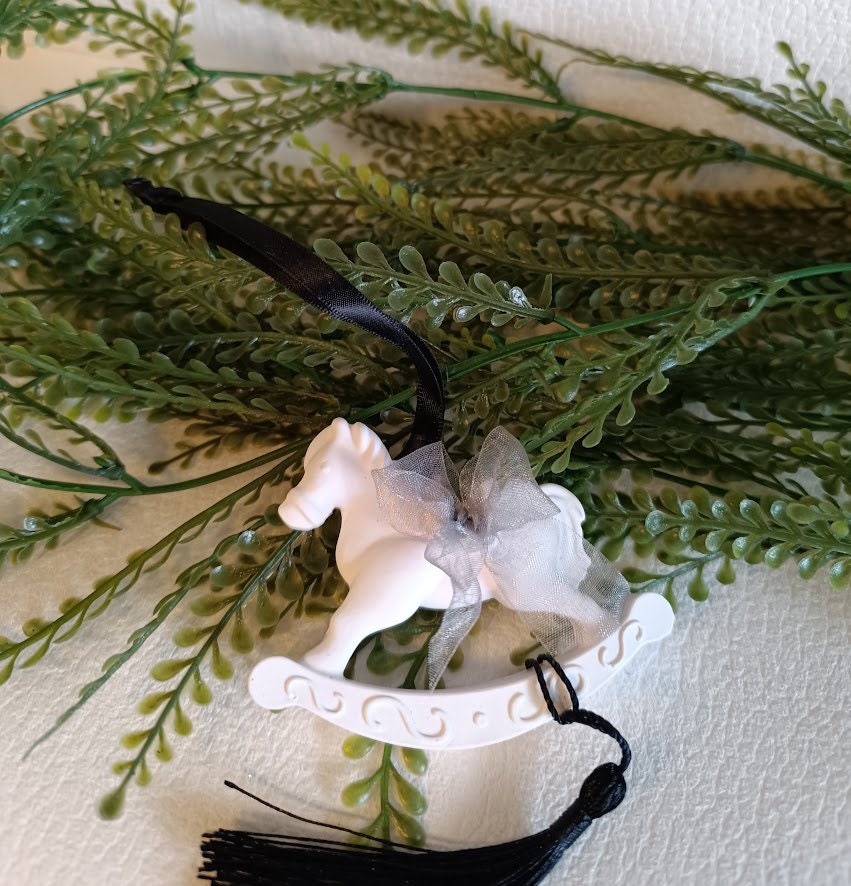 Décoration  "cheval à bascule" blanc et noir.