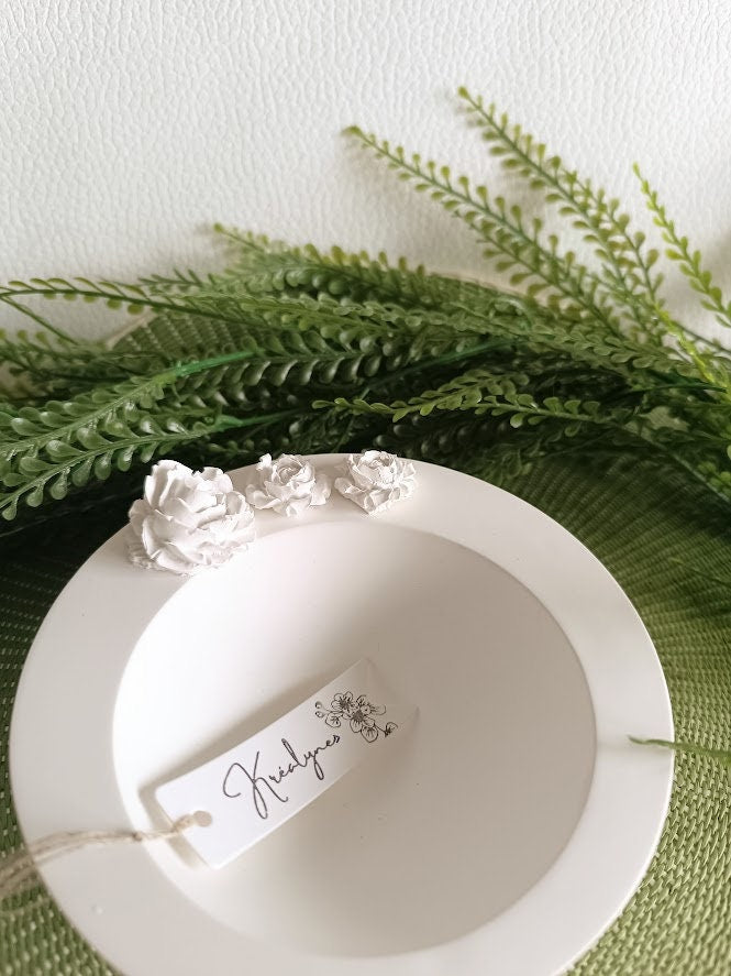 Coupe blanche roses en relief.