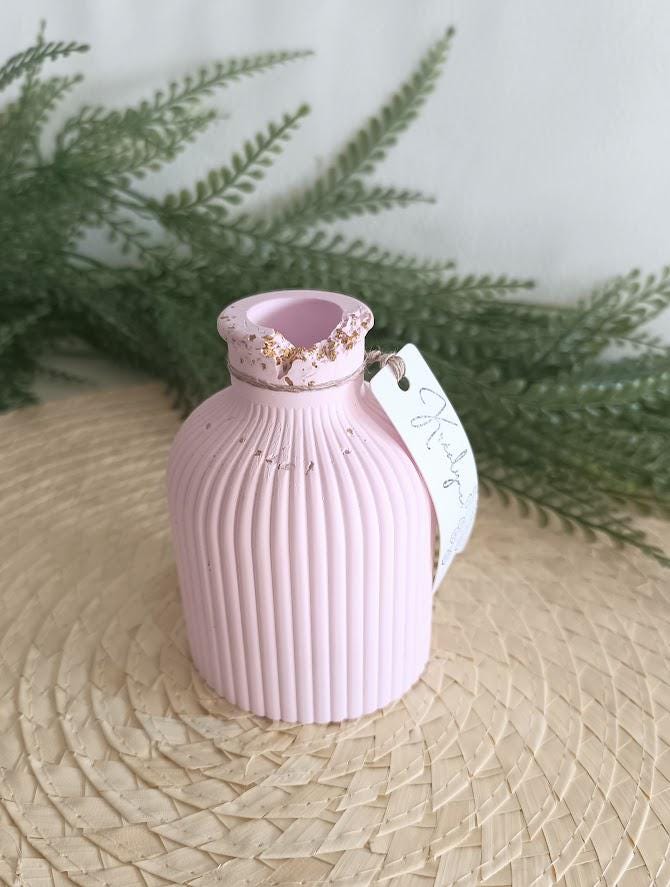 Vase décoratif rose et or.