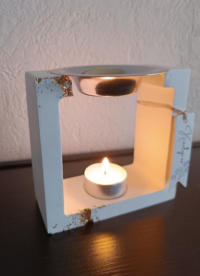 Brûle parfum carré blanc et or.