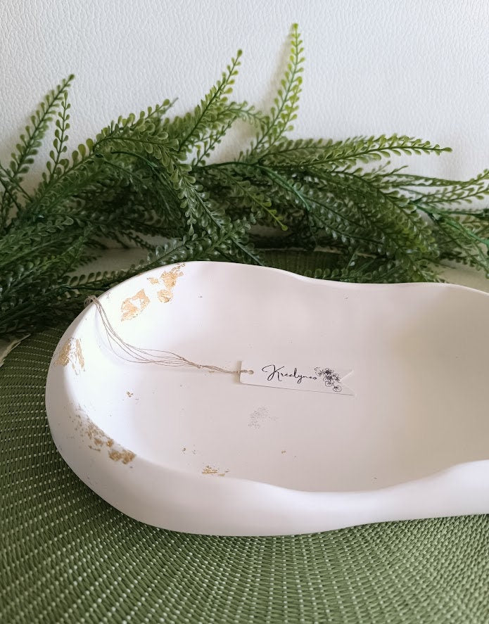 Grand plateau de décoration blanc et or.