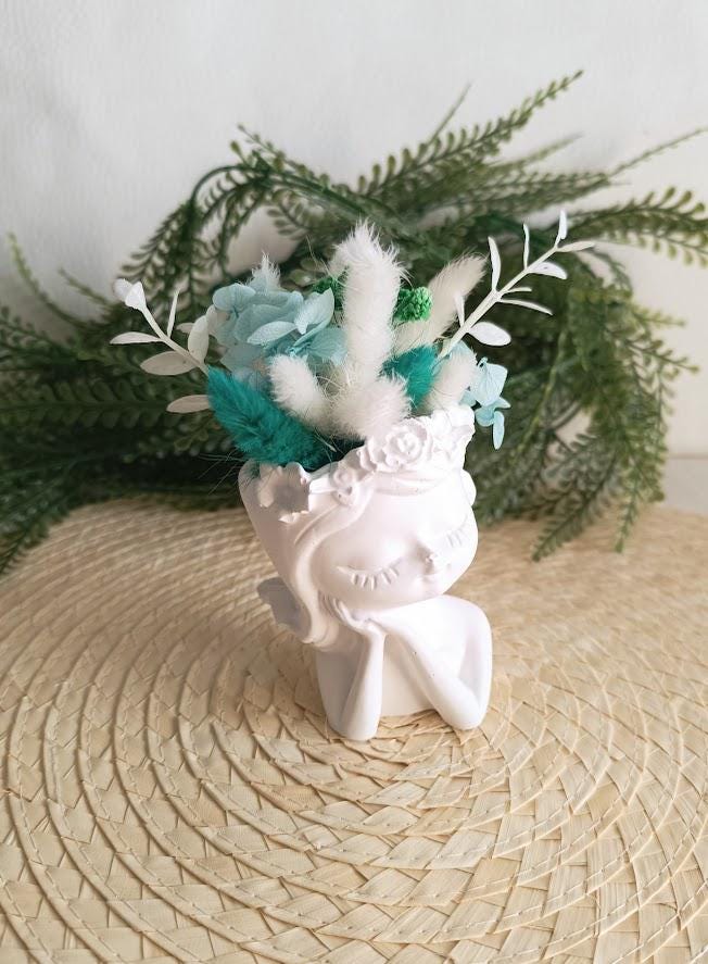 Fleurs séchées turquoises, vase petite poupée.