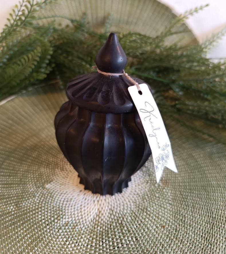 Boîte de rangement noire.