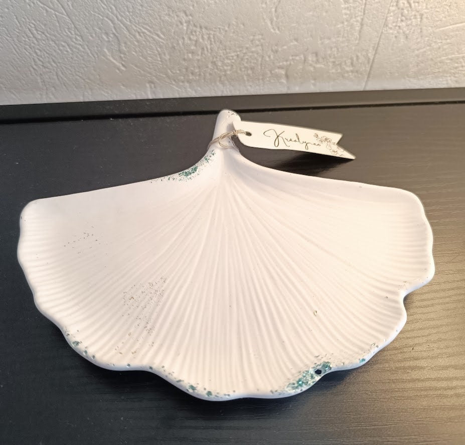 Plateau de rangement gingko blanc et turquoise.