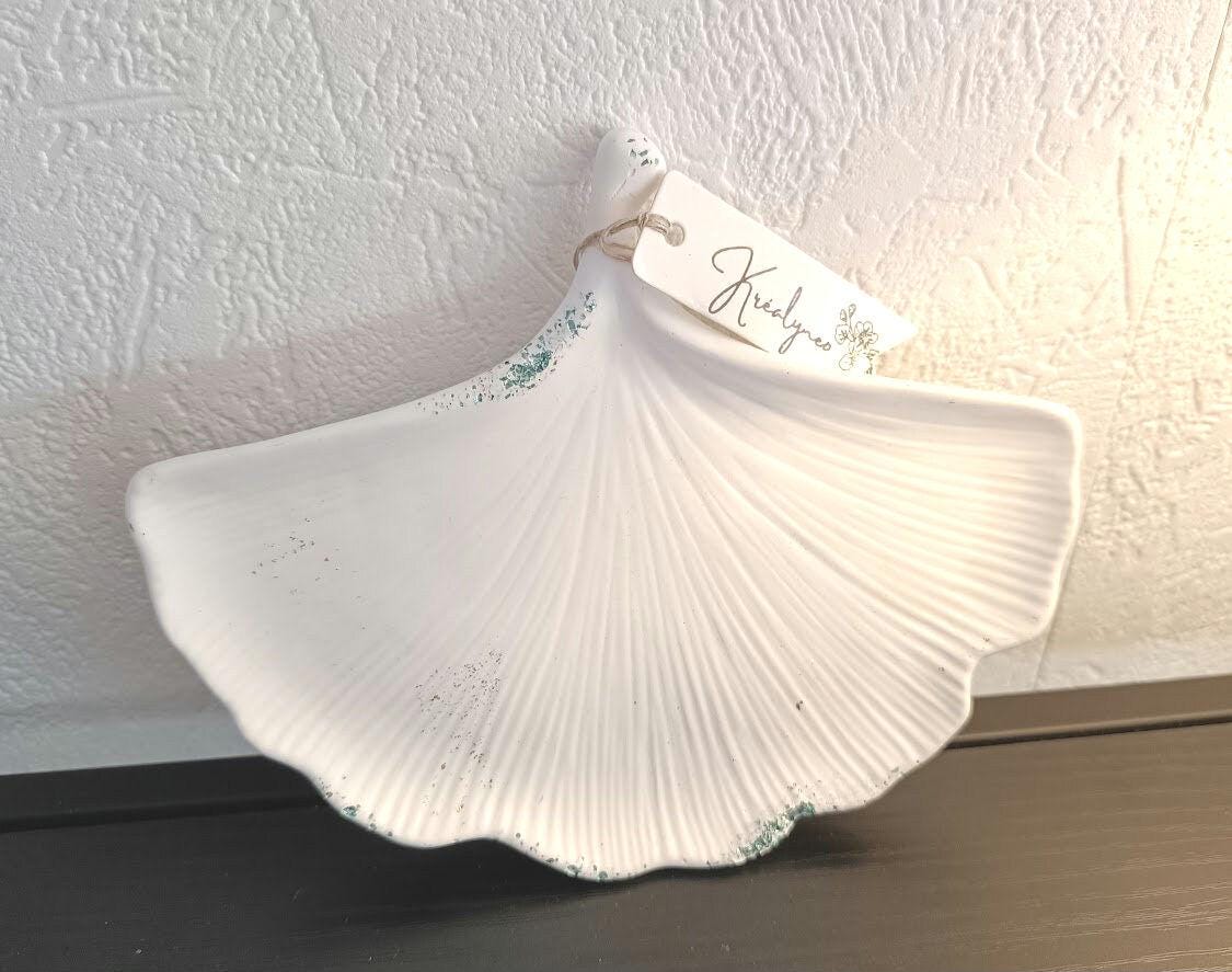 Plateau de rangement gingko blanc et turquoise.