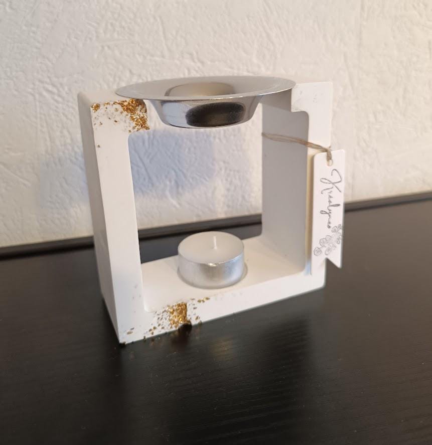 Brûle parfum carré blanc et or.