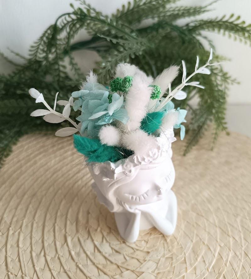 Fleurs séchées turquoises, vase petite poupée.