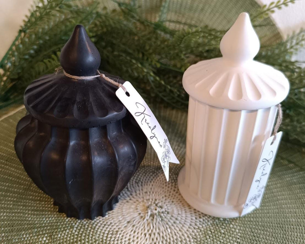 Boîte de rangement noire.