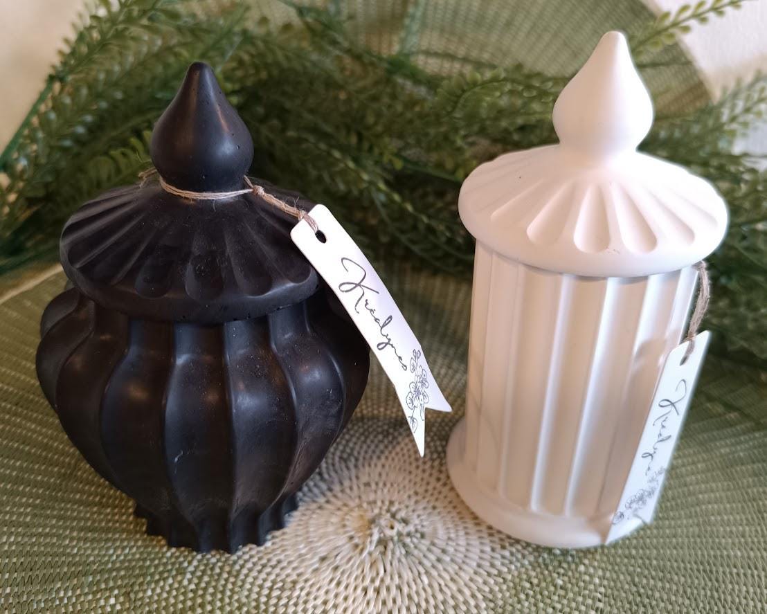 Boîte de rangement noire.