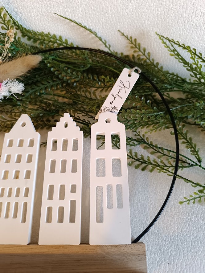 Décoration à poser, village maisonnettes blanches et fleurs séchées.