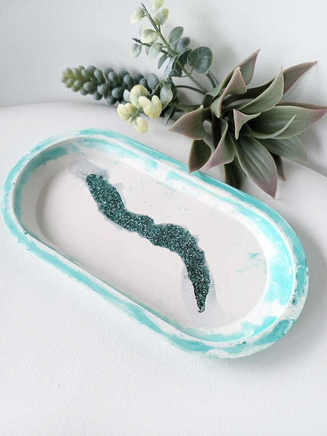 Plateau de rangement en jesmonite blanc et turquoise