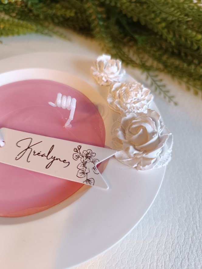 Bougie parfumée dans une coupe en céramique blanche